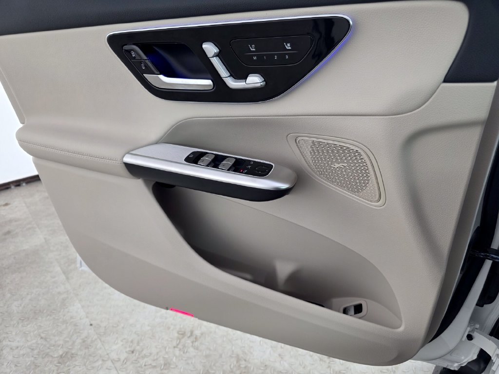 New 2027 Polar White Mercedes-Benz GLC 300 image 32