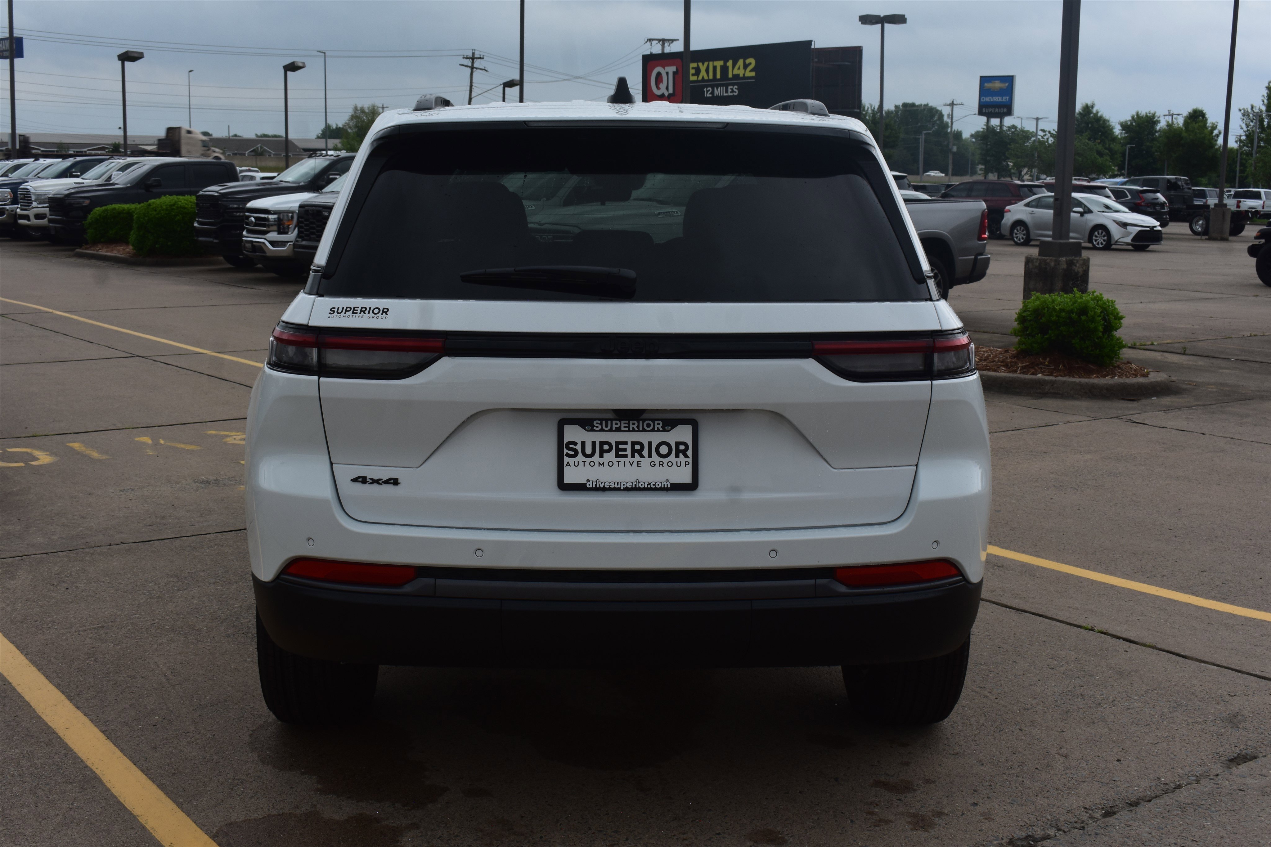 New 2026 Bright White Clear-Coat Exterior Paint Jeep Laredo Altitude image 6
