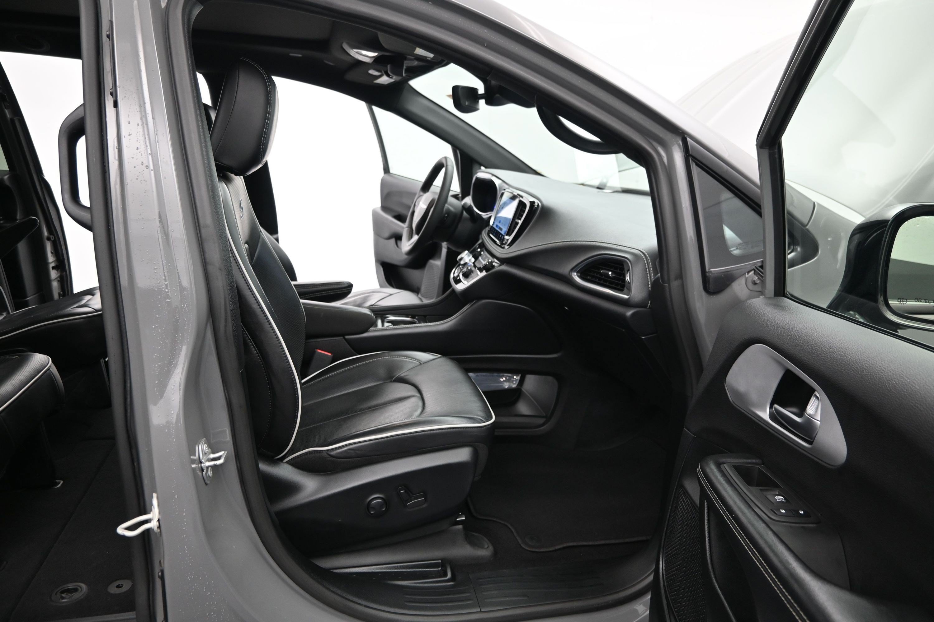 Used 2025 Ceramic Gray Clearcoat Chrysler Limited image 15