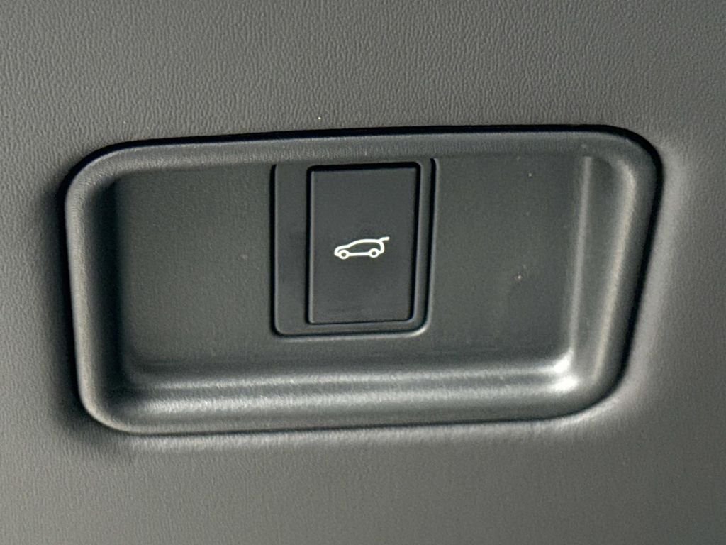 New 2026 Ostuni Pearl White Land Rover Dynamic SE image 22