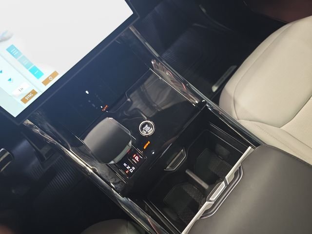 Certified Used 2025 White Land Rover Dynamic SE image 28