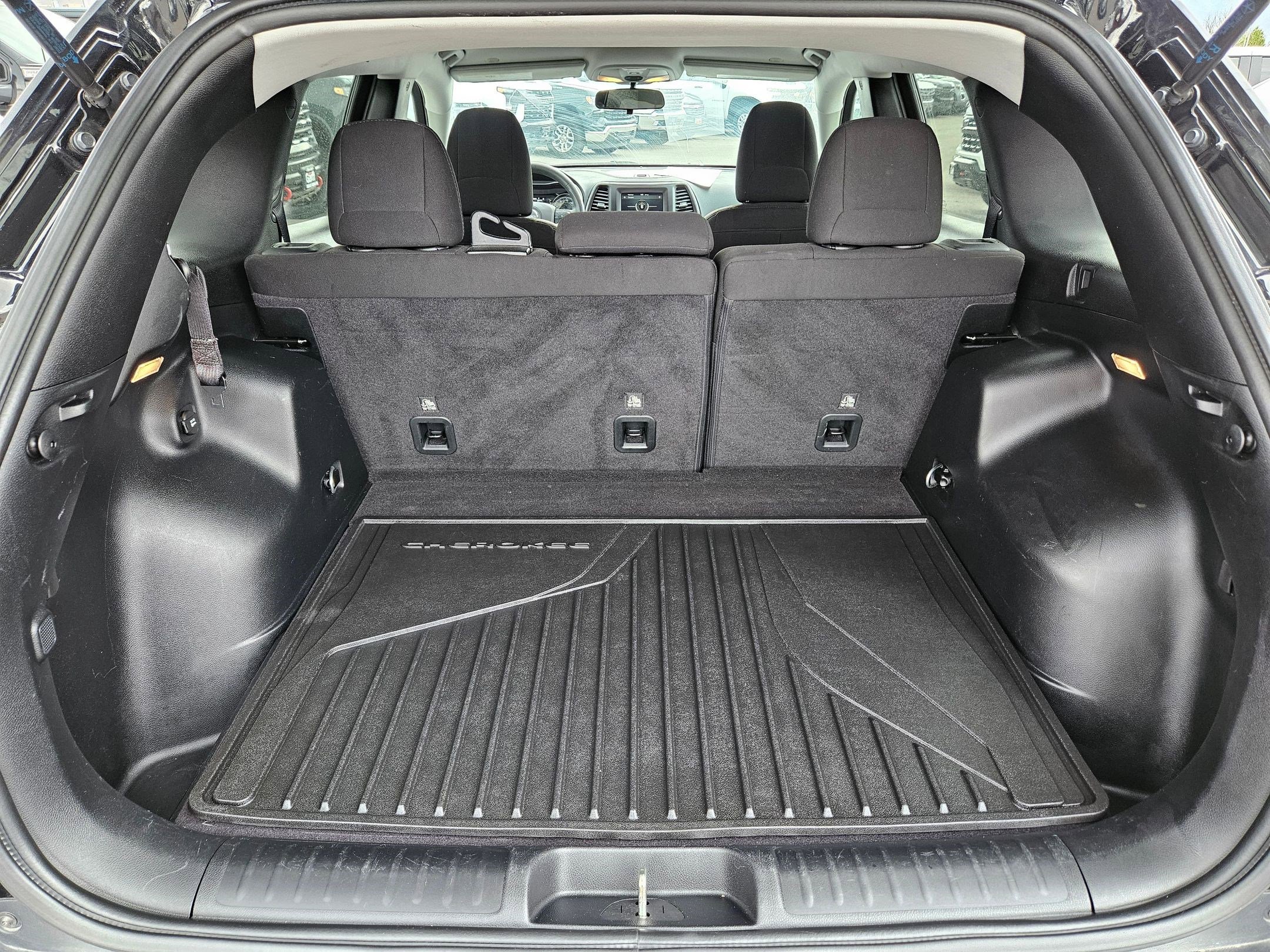 Used 2020 Diamond Black Crystal Pearlcoat Jeep Latitude image 29