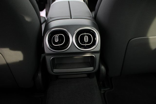2025 Mercedes-Benz C-Class Sedan C 300 - Photo 36