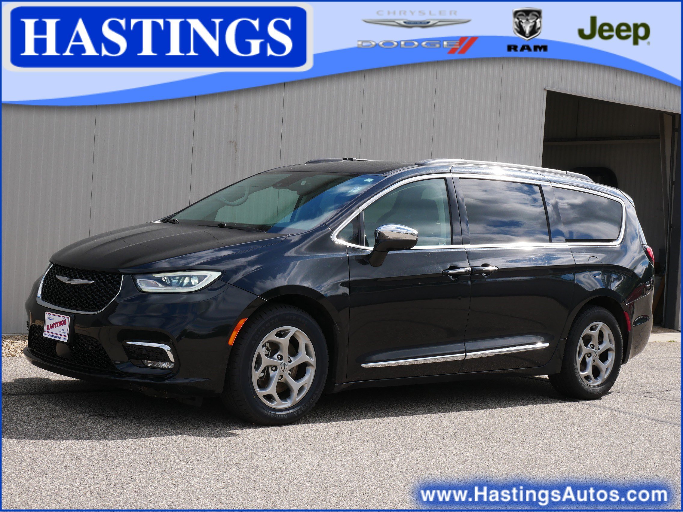 Used 2022 Brilliant Black Crystal Pearlcoat Chrysler Limited image 1
