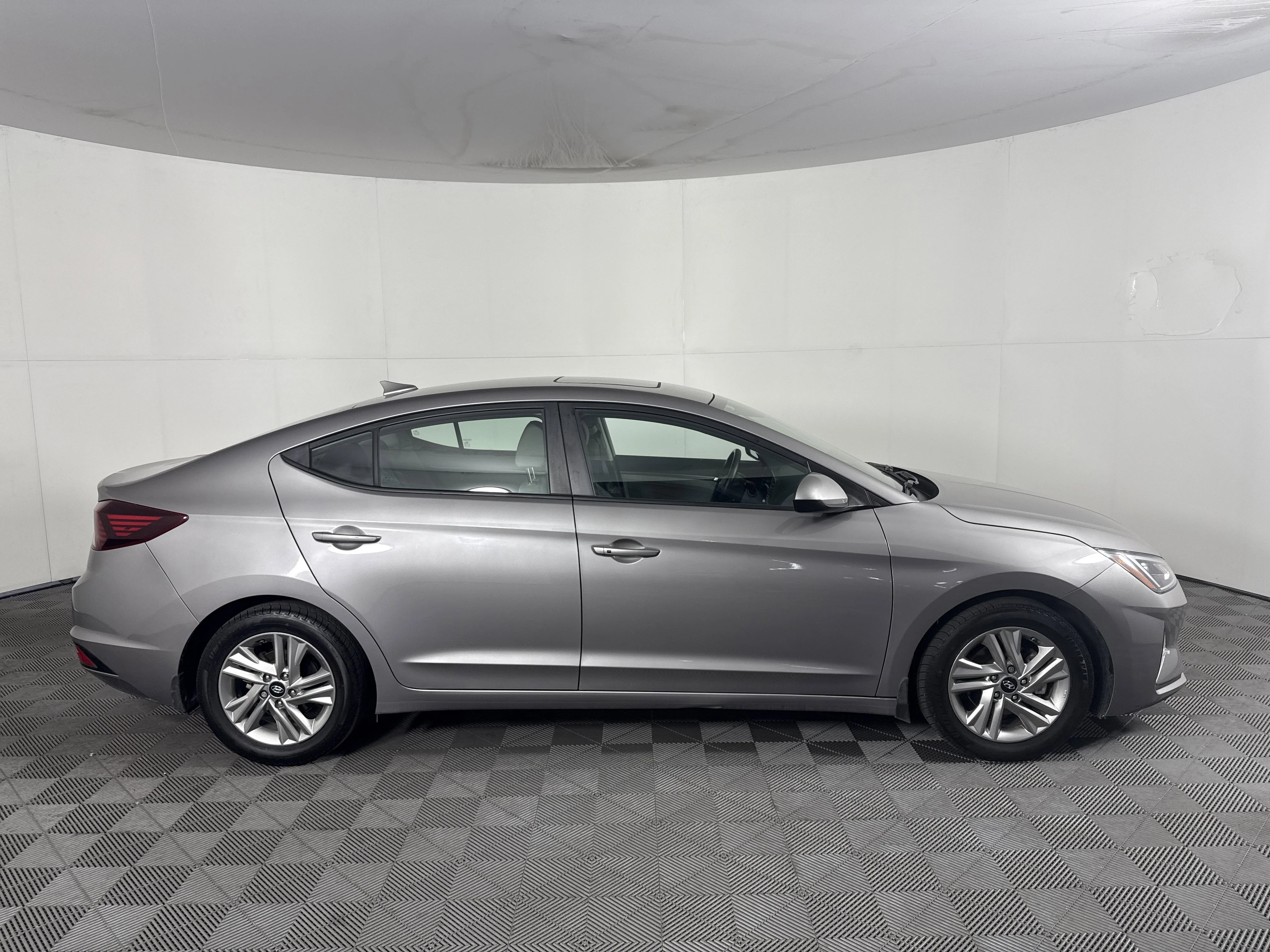 Used 2020 Fluid Metal Hyundai Value Edition image 3