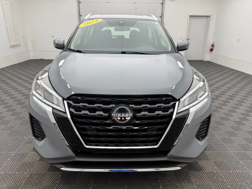 Used 2024 Gray Nissan SV image 13