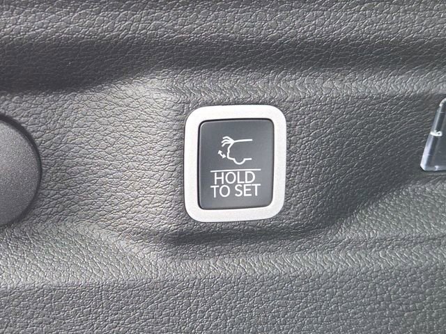 New 2026 Bright White Clear-Coat Exterior Paint Jeep Laredo image 20