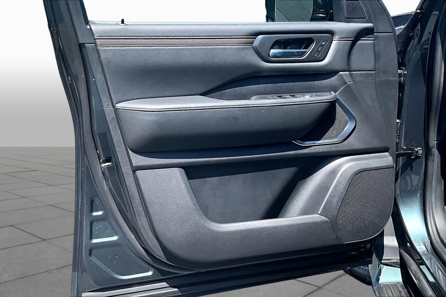 New 2026 Alpine Metallic/Super Black Nissan Platinum Reserve image 10