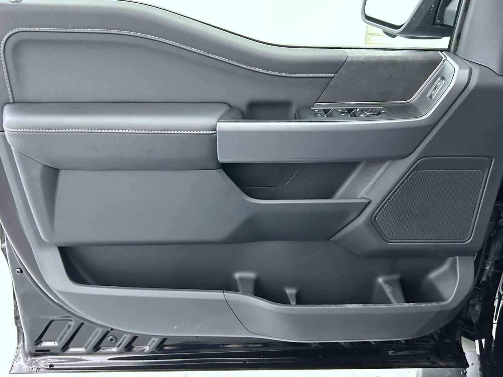 New 2026 Agate Black Metallic Ford XLT image 9