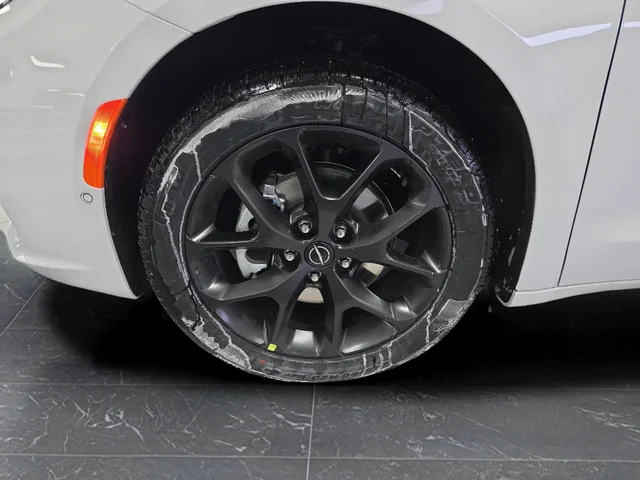 New 2026 Bright White Clear-Coat Exterior Paint Chrysler Select image 37