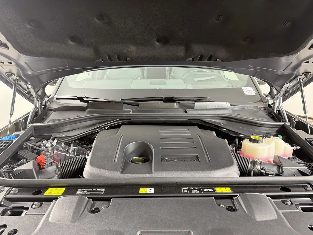 New 2026 Eiger Grey Land Rover SE image 32