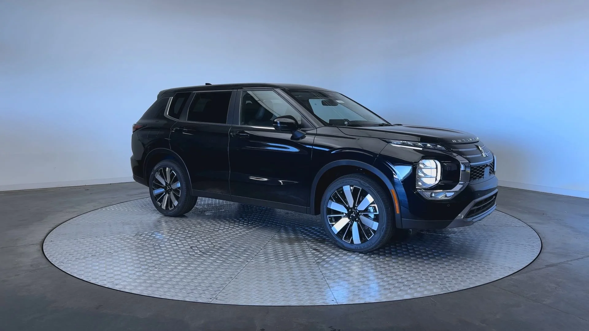 New 2026 Labrador Black Pearl Mitsubishi SE image 2