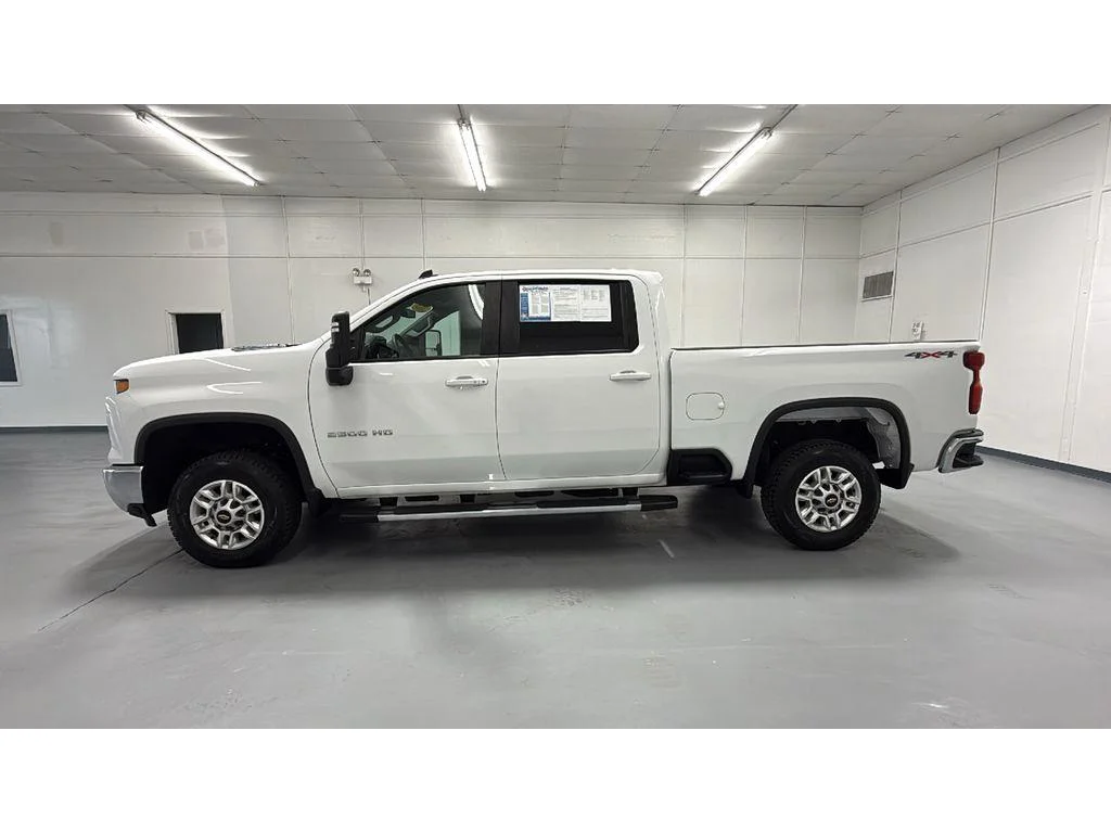 Used 2025 Summit White Chevrolet LT image 14