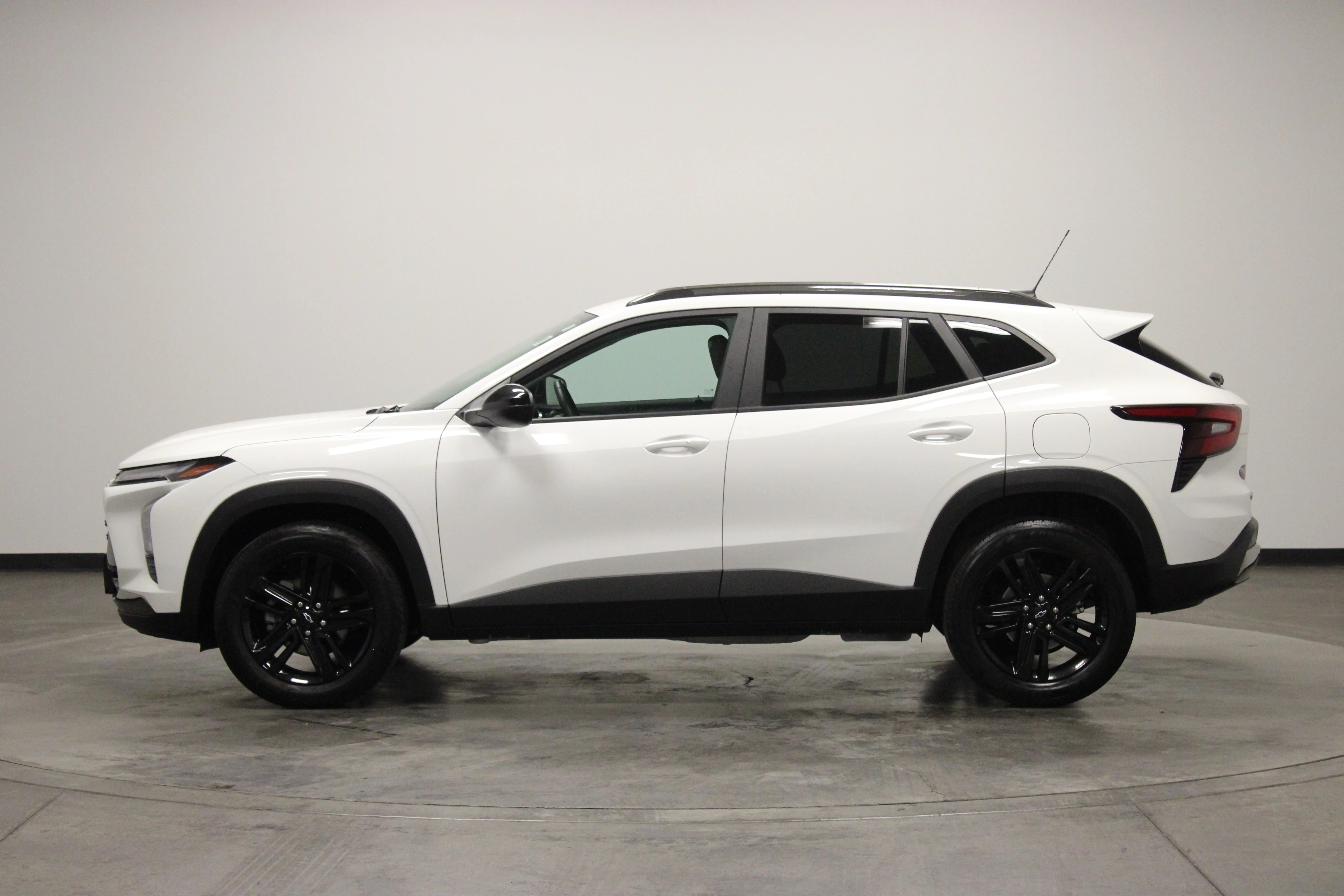 Used 2025 Summit White Chevrolet ACTIV image 5