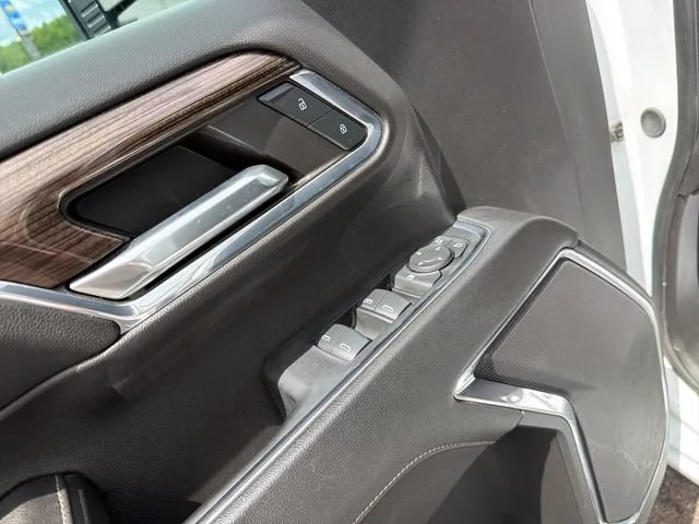 Used 2024 Summit White Chevrolet LT image 18
