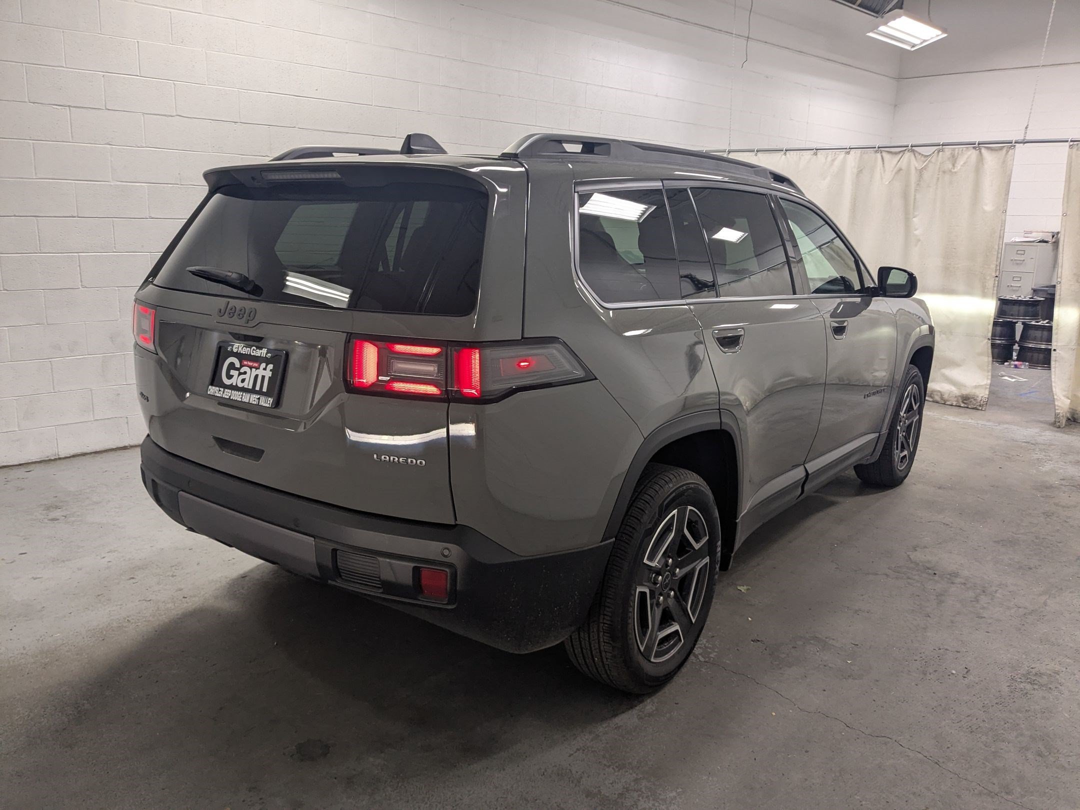 New 2026 Sting-Gray Clearcoat Jeep Laredo image 4