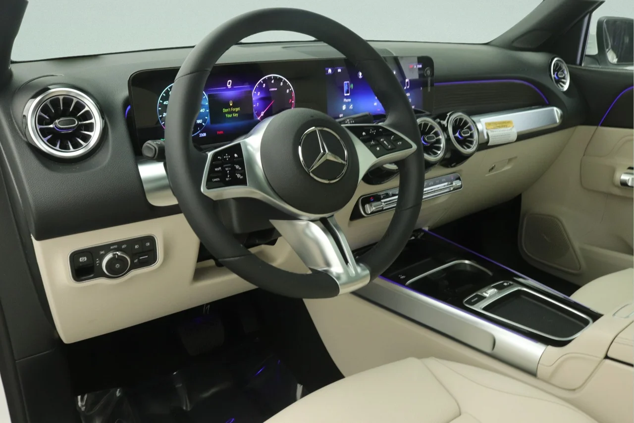 New 2026 Polar White Mercedes-Benz GLB 250 image 4