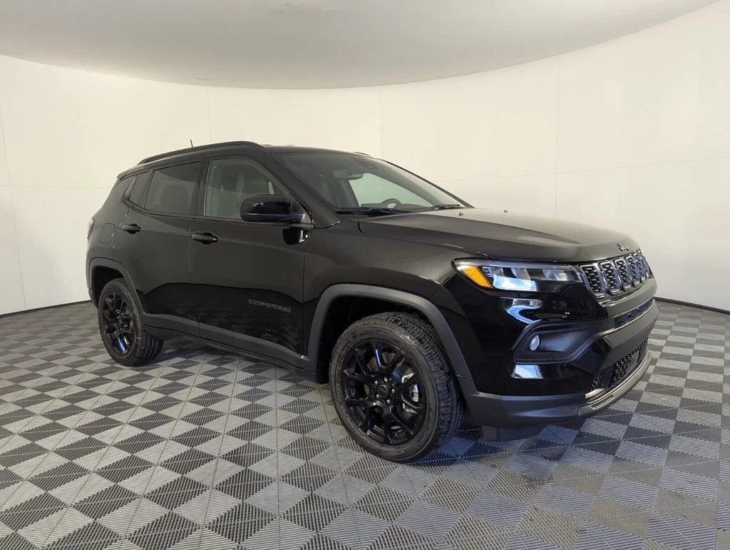 New 2026 Diamond Black Crystal Pearl-Coat Exterior Paint Jeep Latitude Altitude image 2