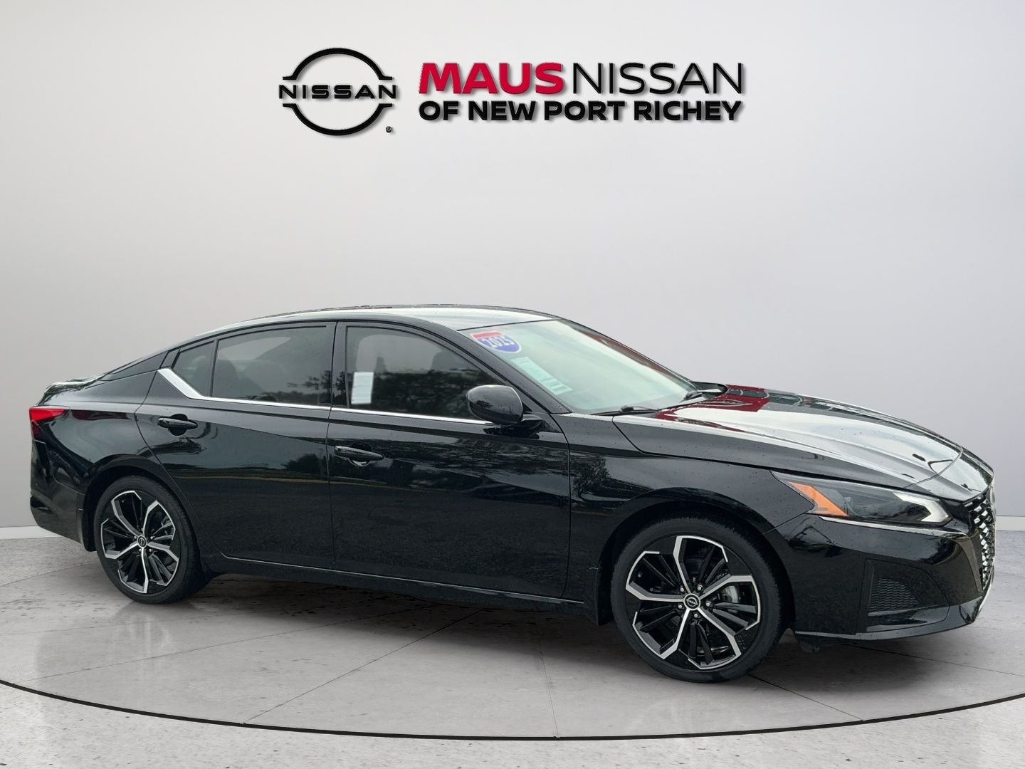 Used 2025 Super Black Nissan 2.5 SR image 13
