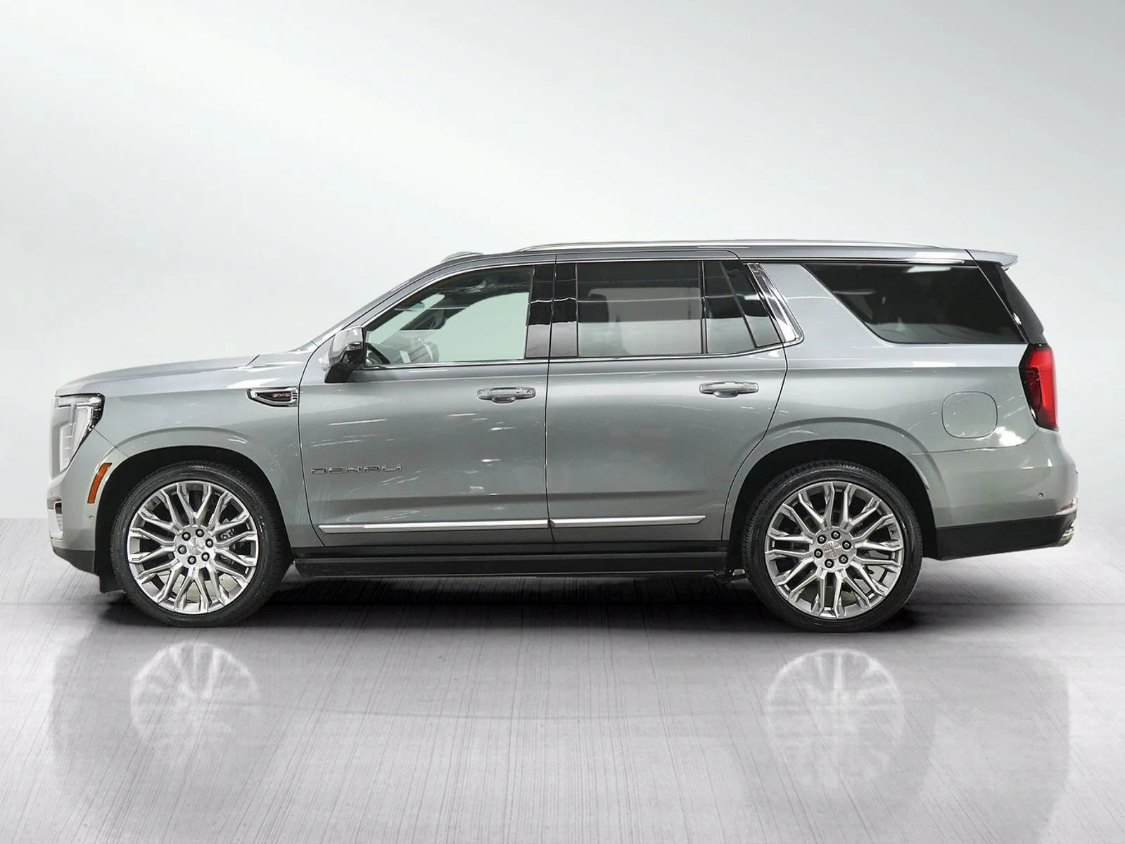 Used 2025 GMC Yukon DENALI with VIN 1GKS2DRL5SR226884 for sale in Roseville, Minnesota