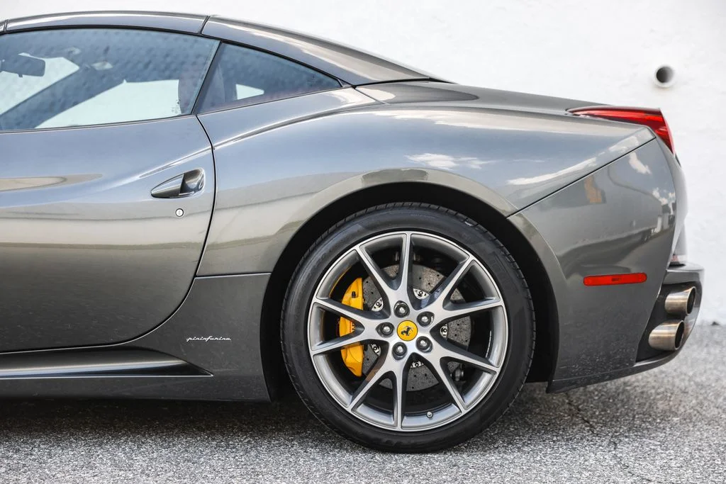 Used 2010 Silver Ferrari Base image 17