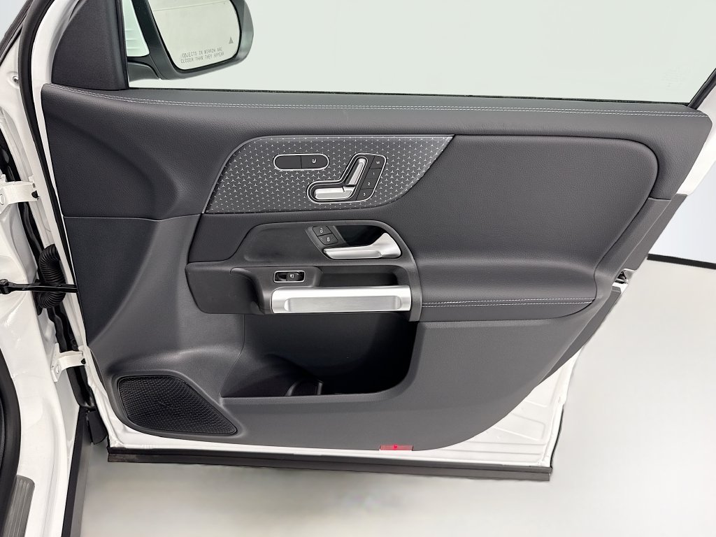 New 2026 Polar White Mercedes-Benz GLB 250 image 24