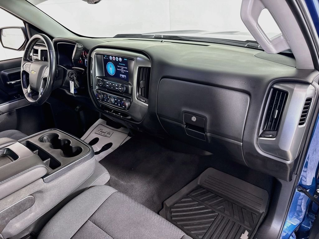 Used 2018 Deep Ocean Blue Metallic Chevrolet LT image 27