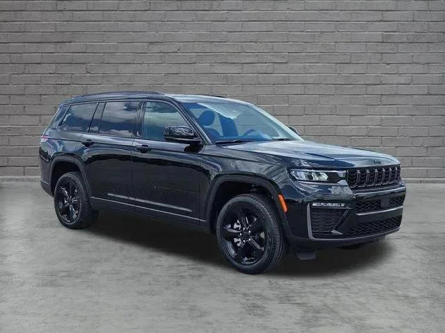New 2026 Diamond Black Crystal Pearl-Coat Exterior Paint Jeep Limited image 7