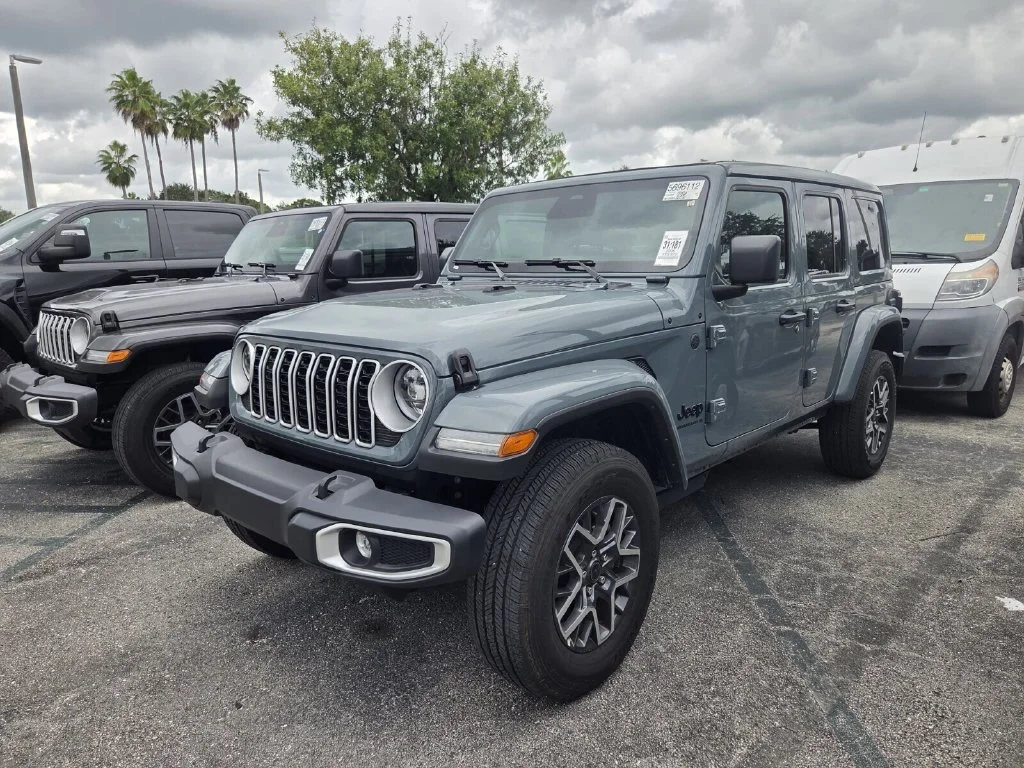 Used 2026 Anvil Clearcoat Jeep Sahara image 3