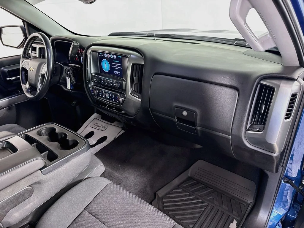 Used 2018 Deep Ocean Blue Metallic Chevrolet LT image 27