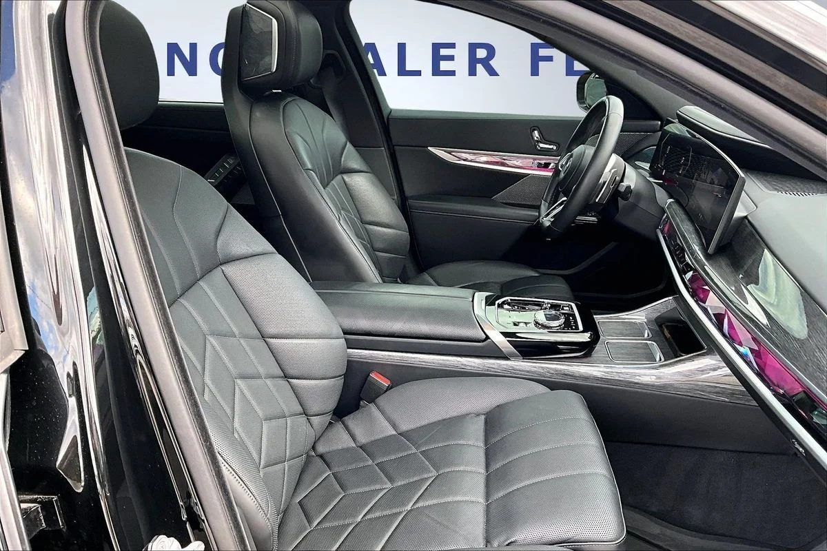 Used 2024  BMW xDrive image 29