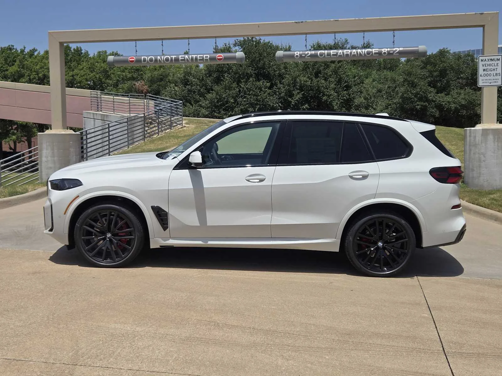 New 2026 Alpine White BMW xDrive40i image 2