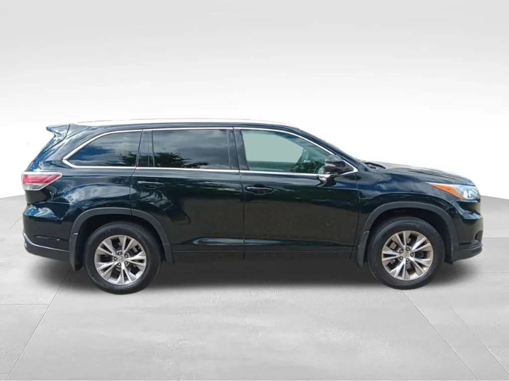 Used 2015 Attitude Black Metallic Toyota XLE V6 image 8