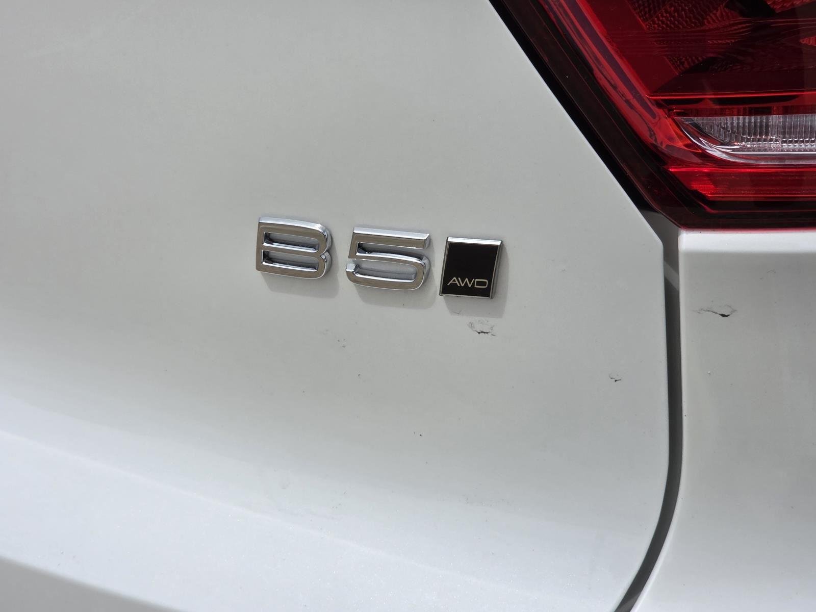 Used 2025 Crystal White Pearl Volvo Plus Dark Theme image 11