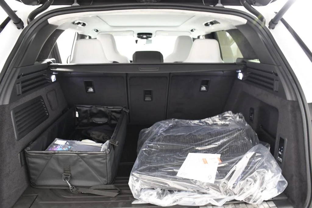 New 2026 Ostuni Prl Whi Land Rover SV image 23
