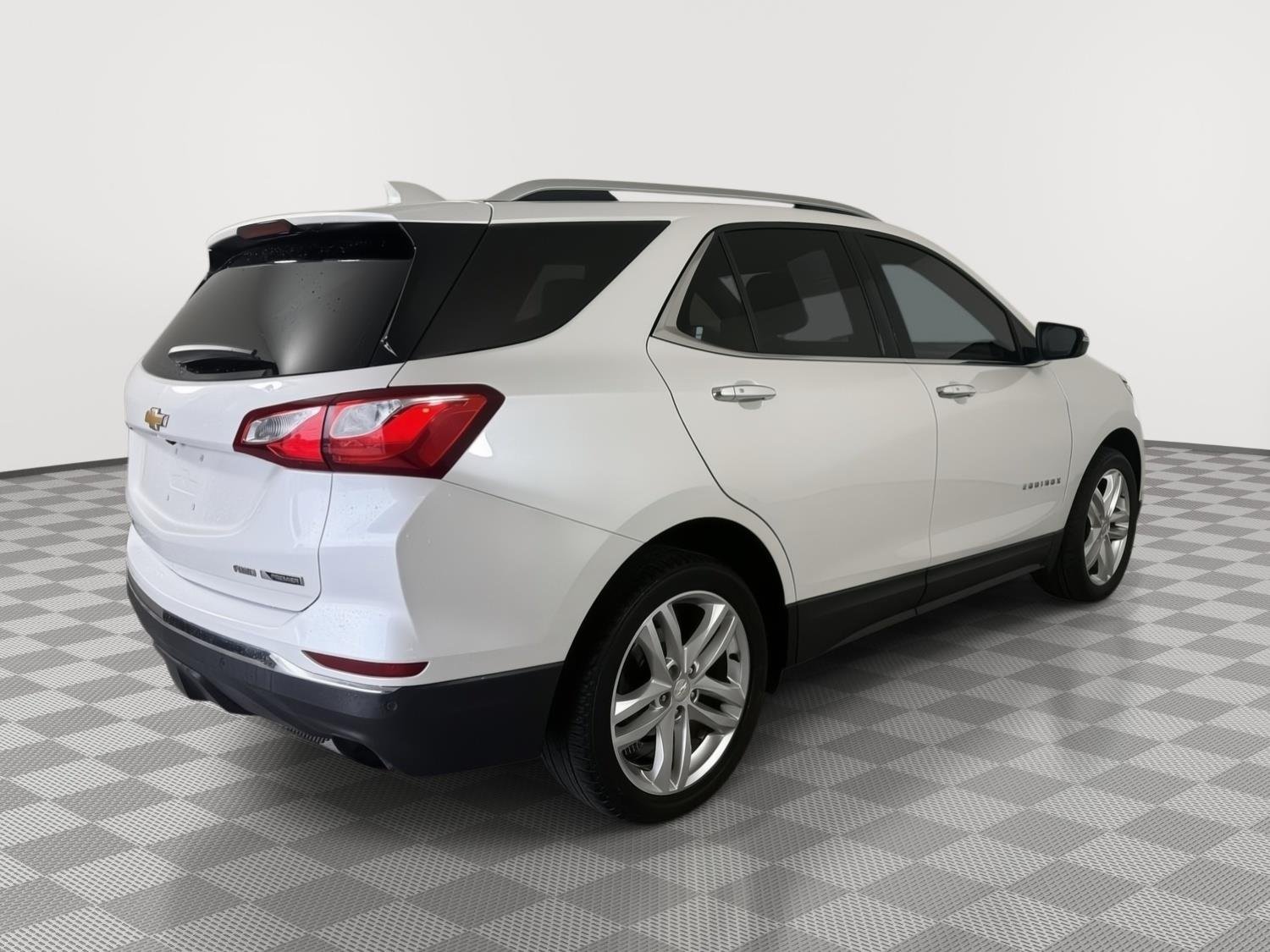 Used 2018 Iridescent Pearl Tricoat Chevrolet Premier image 12