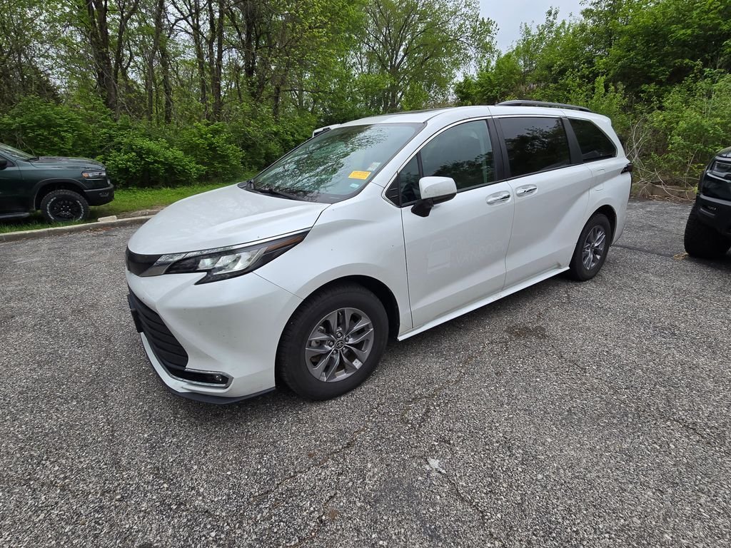 Used 2023 Toyota Sienna XLE with VIN 5TDYRKEC4PS171980 for sale in Kansas City