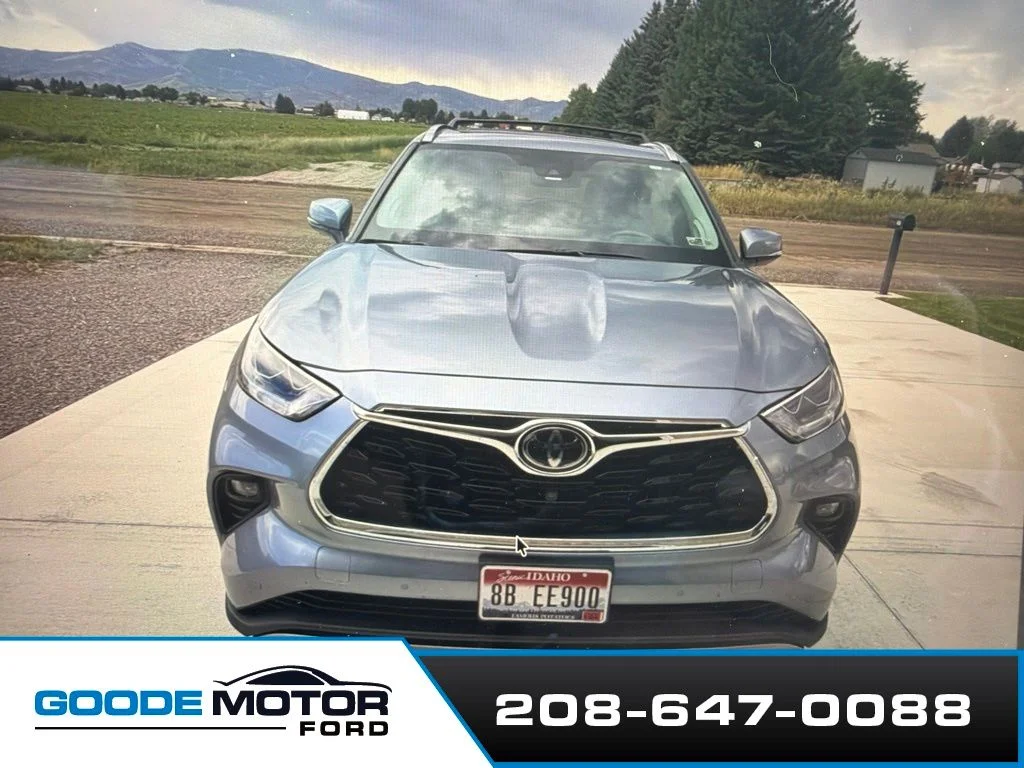 Used 2021  Toyota Platinum image 3