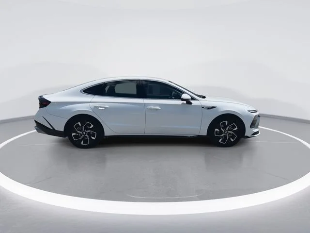 Used 2025 White Hyundai SEL image 9