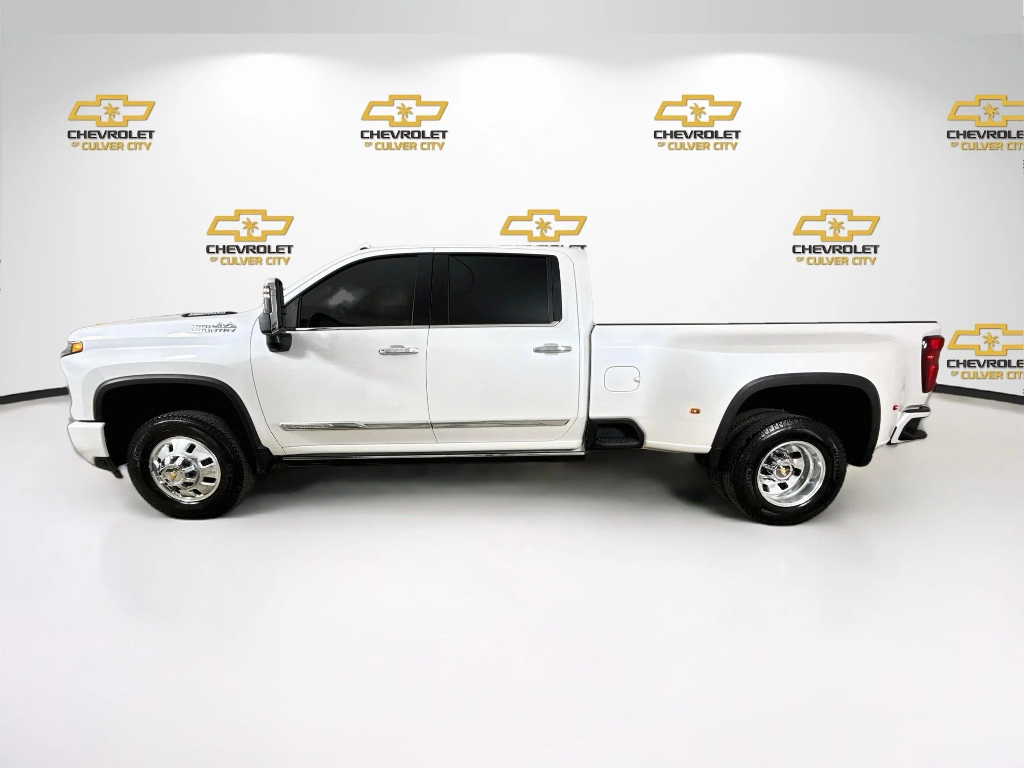 Used 2025 Iridescent Pearl Tricoat Chevrolet High Country DRW image 5