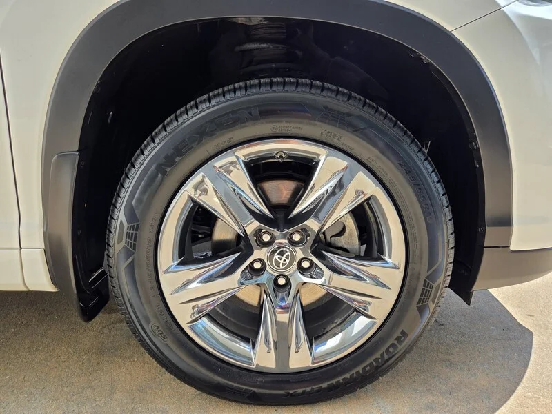 Used 2018 Blizzard Pearl TOYOTA LIMITED PLATINUM V6 AWD image 27