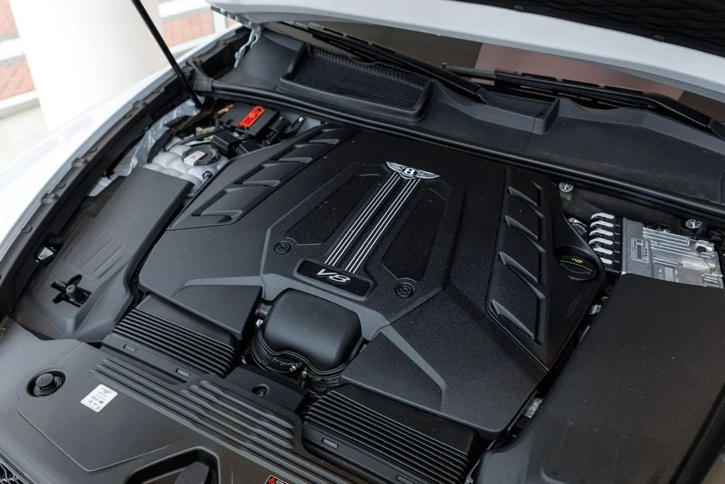Used 2023 White Bentley V8 image 19