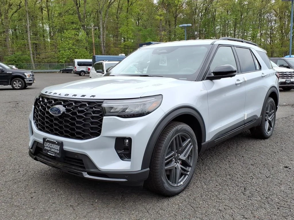 New 2026 Space White Metallic Ford ST-Line image 3