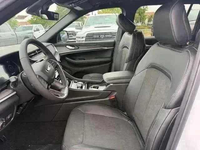 New 2026 Bright White Clear-Coat Exterior Paint Jeep Laredo image 12