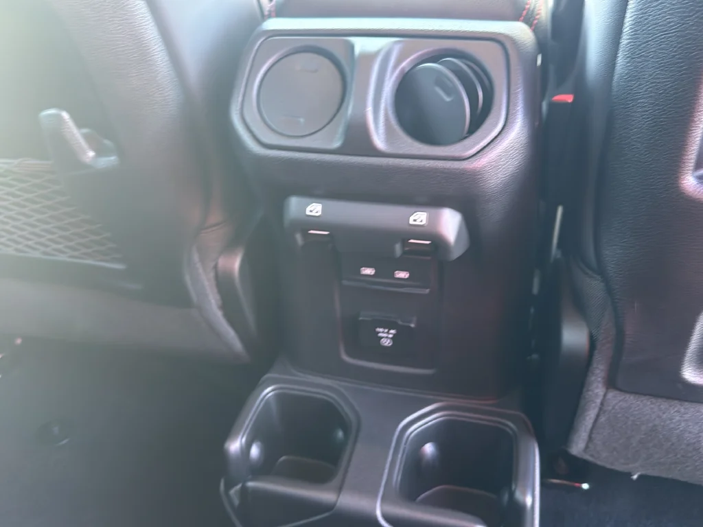 New 2026 Bright White Clear-Coat Exterior Paint Jeep Rubicon X image 29