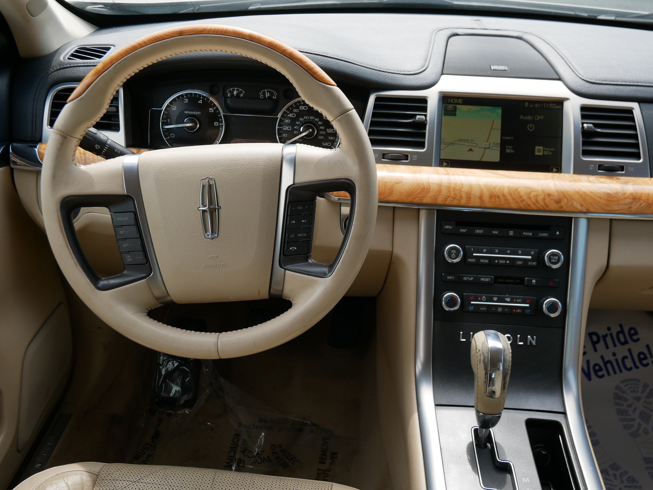 Used 2009 White Lincoln  image 17