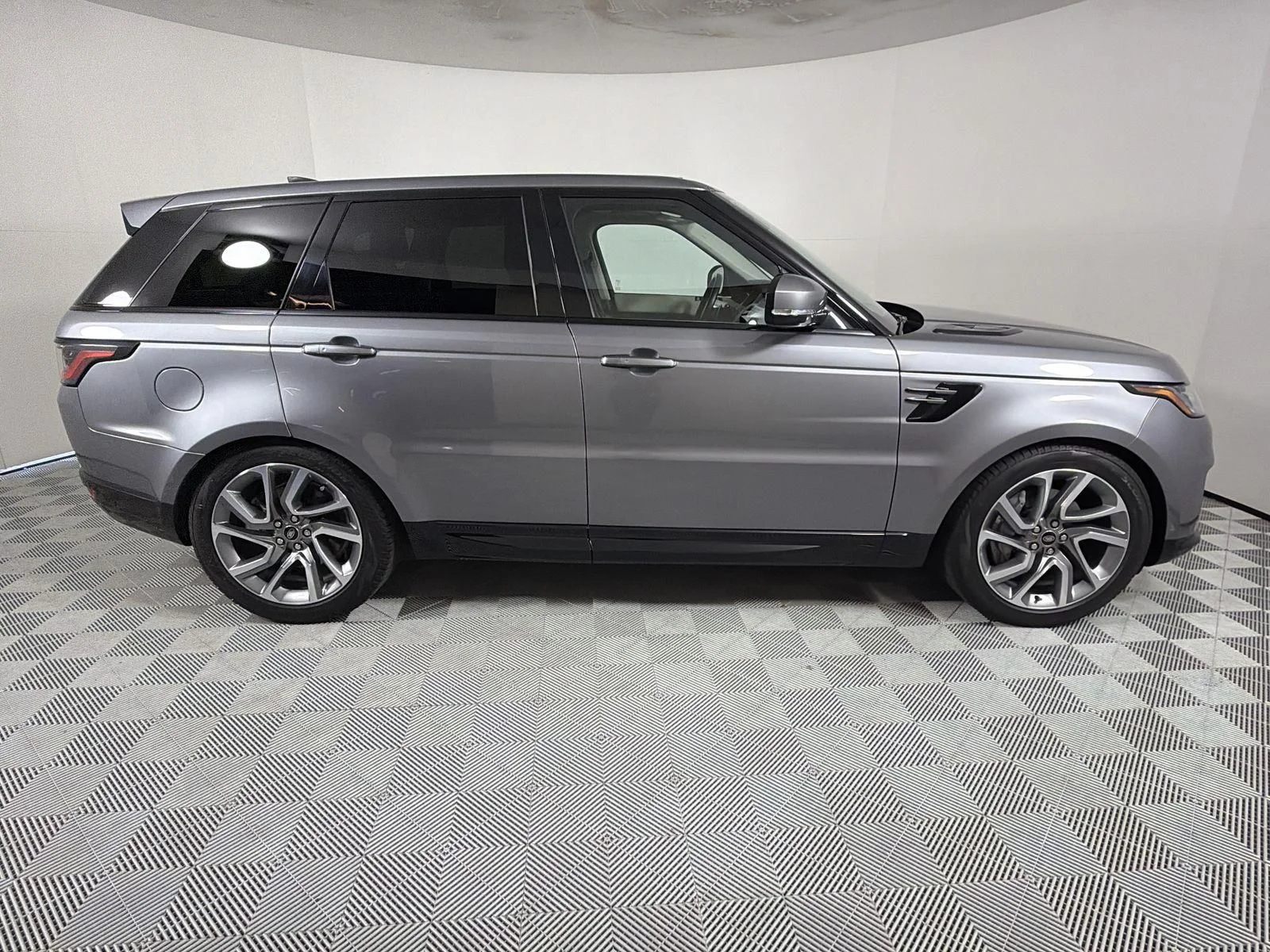 Used 2022 Eiger Gray Metallic Land Rover HSE Silver Edition image 6
