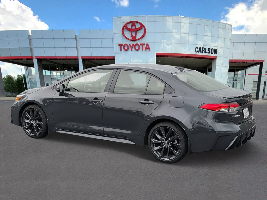 Used 2024  Toyota SE image 2