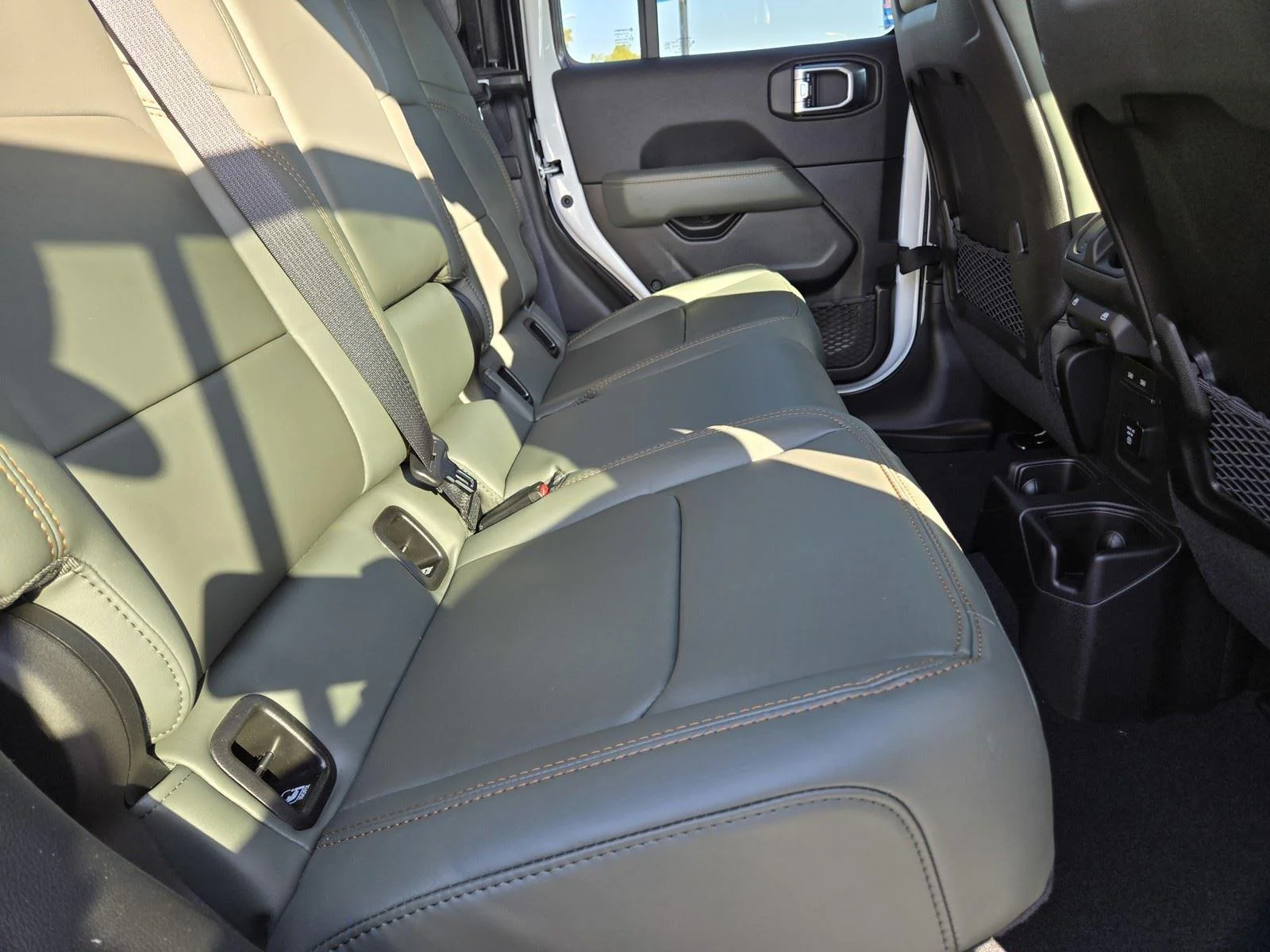 New 2026 Bright White Clear-Coat Exterior Paint Jeep Mojave image 13