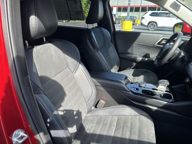 Used 2025  Mitsubishi SE image 28